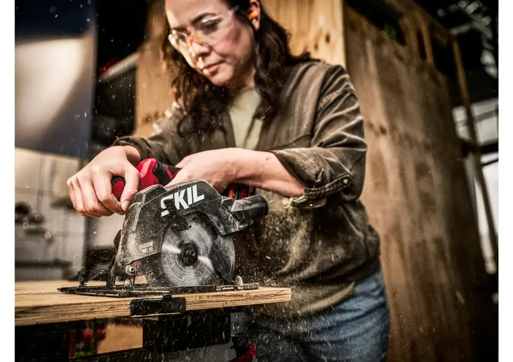 Пила циркулярна акумуляторна безщіткова, SKIL 3551 AB 11071600501 (акумулятор 4,0 Ah, зарядний пристрій, напрямні рейки) 