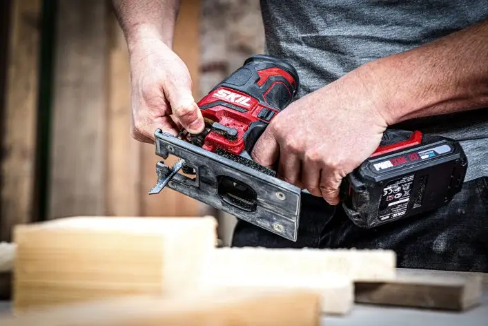 Промо-комплект пила лобзикова акумуляторна безщіткова, SKIL 3440 CA Compact + енергокомплект 3110 АА 11071400202 (акумулятор 2,5 Ah, зарядний пристрій) 