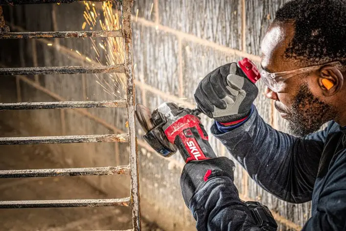 Промо-комплект шліфмашина кутова акумуляторна безщіткова, SKIL 3930 CB XP + енергокомплект 3110 АА 11070600202 (акумулятор 2,5 Ah, зарядний пристрій) 