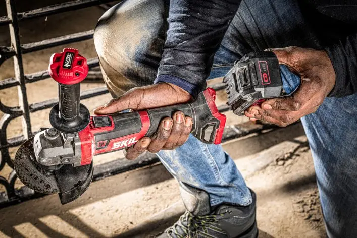 Промо-комплект шліфмашина кутова акумуляторна безщіткова, SKIL 3930 CB XP + енергокомплект 3110 АА 11070600202 (акумулятор 2,5 Ah, зарядний пристрій) 