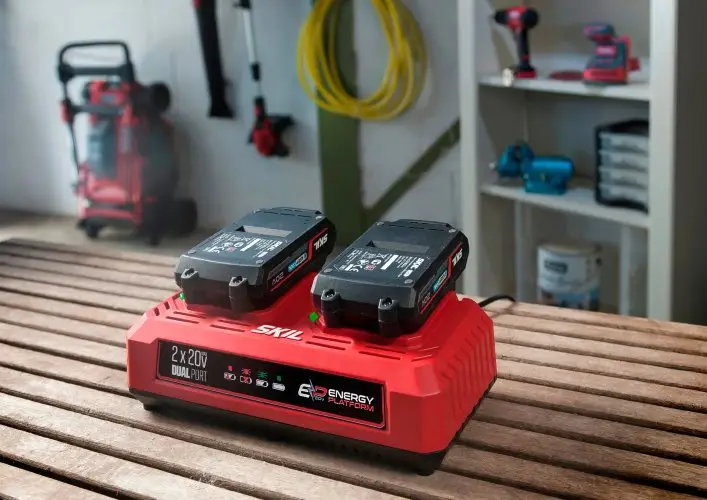 Зарядний пристрій на два акумулятора SKIL CR1E3128AA 2,4 A 11072600801 (CR1E3128AA) 