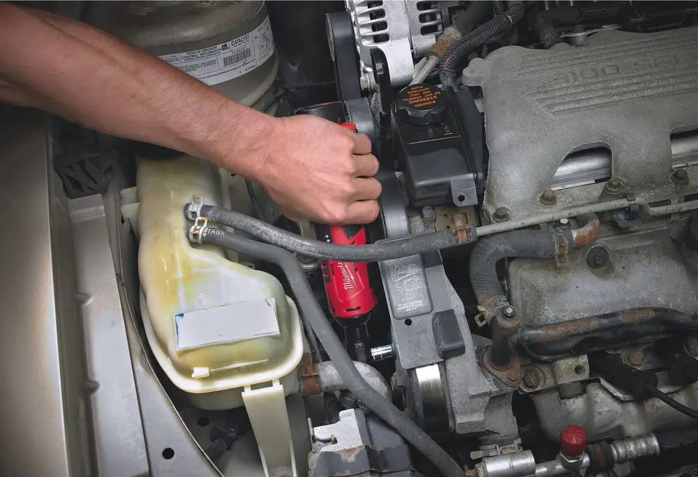 Гайкокрут кутовий акумуляторний тріскачка 3/8" MILWAUKEE, M12 IR-201B, 47Нм, (+ заряд.пристрій, 1 акум.Х 2Аг, сумка) 