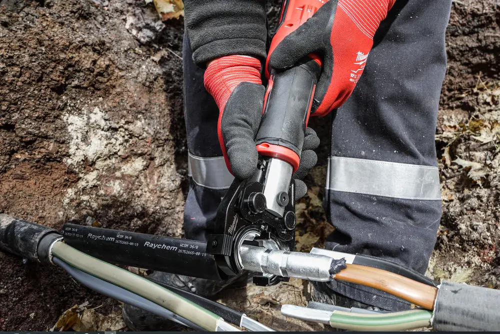 Обжимник гідравлійчний акумуляторний для кабелів MILWAUKEE M18 HCCT-201C ONE-KEY 