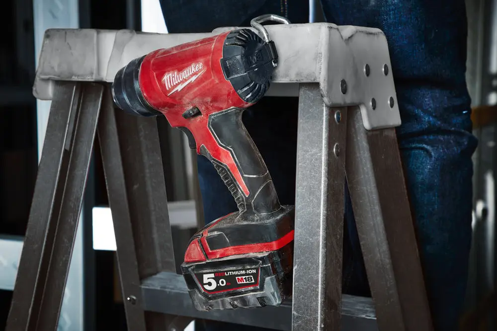 Термоповітродувка акумуляторна MILWAUKEE, M18 BHG-502C (+ заряд.пристрій, 2 акум.Х 5Аг, кейс) 