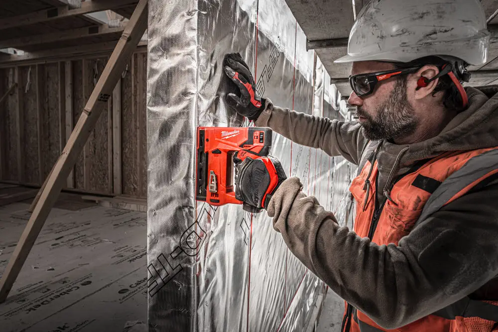 Степлер акумуляторний MILWAUKEE, M12 BST-202X (+ зарядний пристрій, 2 акум.X 2Аг, HDкейс) 