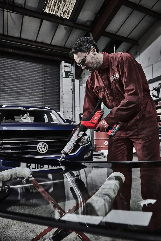 Пістолет для герметиків акумуляторний MILWAUKEE, C18 PCG/310C-201В, 310мл (+ заряд. пристрій, 1 акум.Х 2, сумка) 