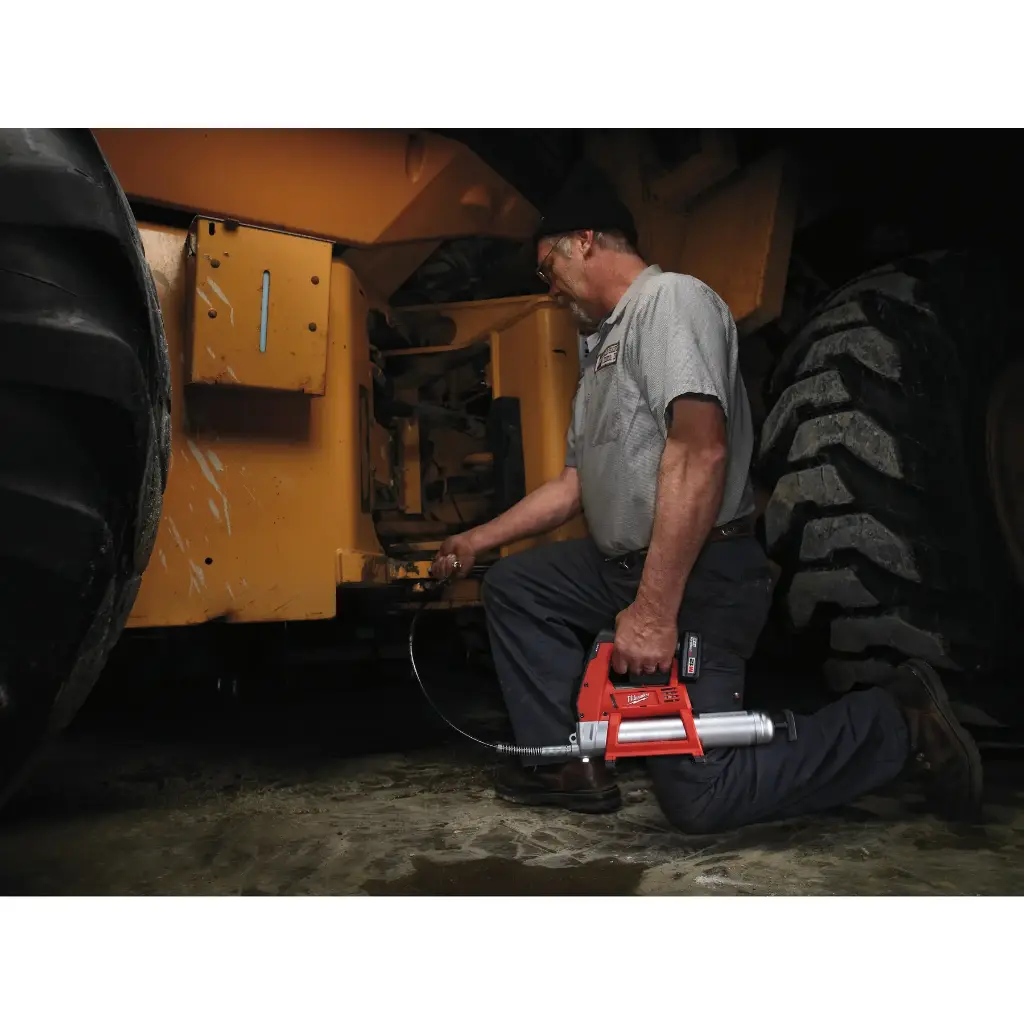 Шприц для змащування акумуляторний MILWAUKEE, M12 GG-401B (+заряд. пристрій, 1 акум.Х 4Аг, сумка) 