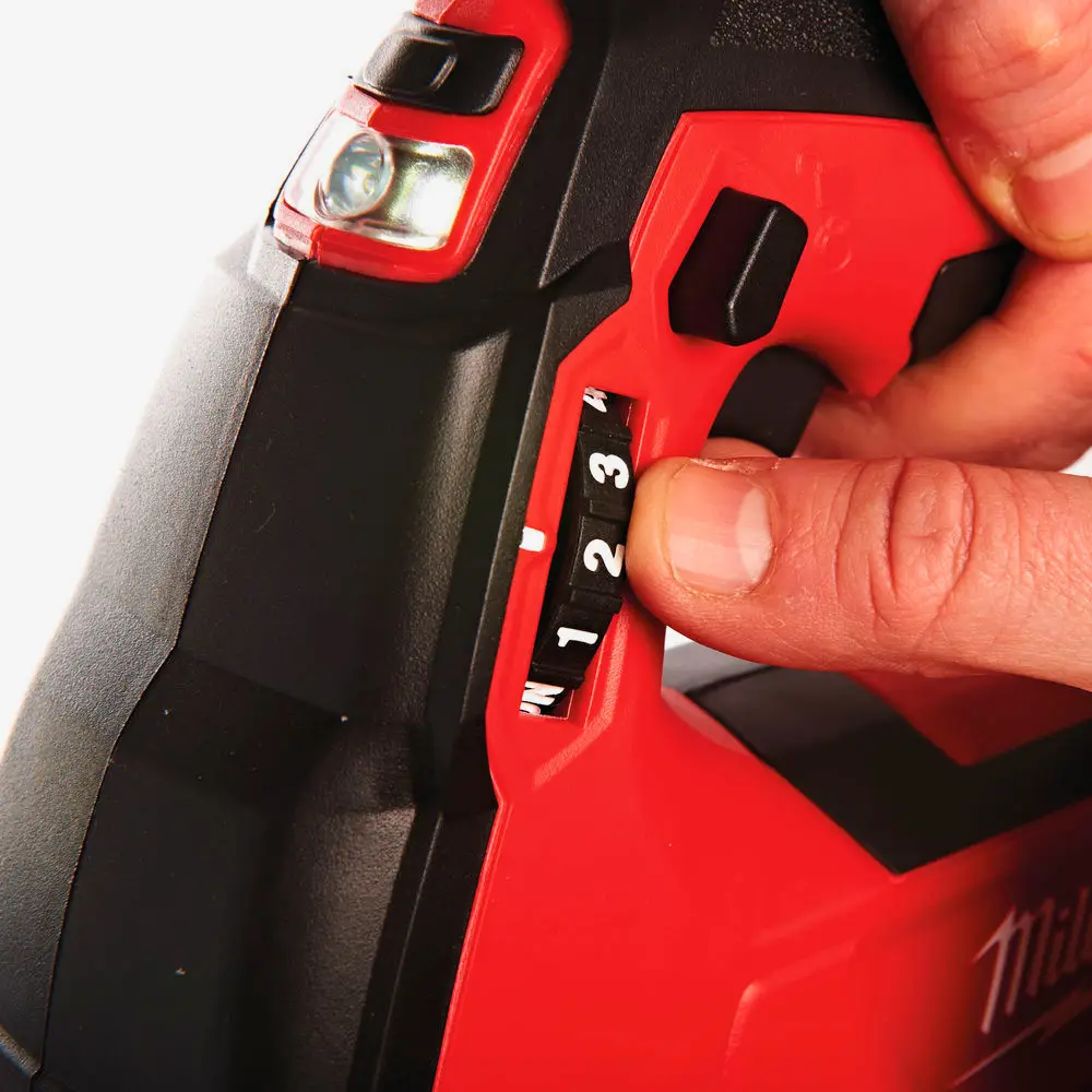 Шприц для змащування акумуляторний MILWAUKEE, M18 GG-201B (+заряд. пристрій, 1 акум.Х 2Аг, сумка) 